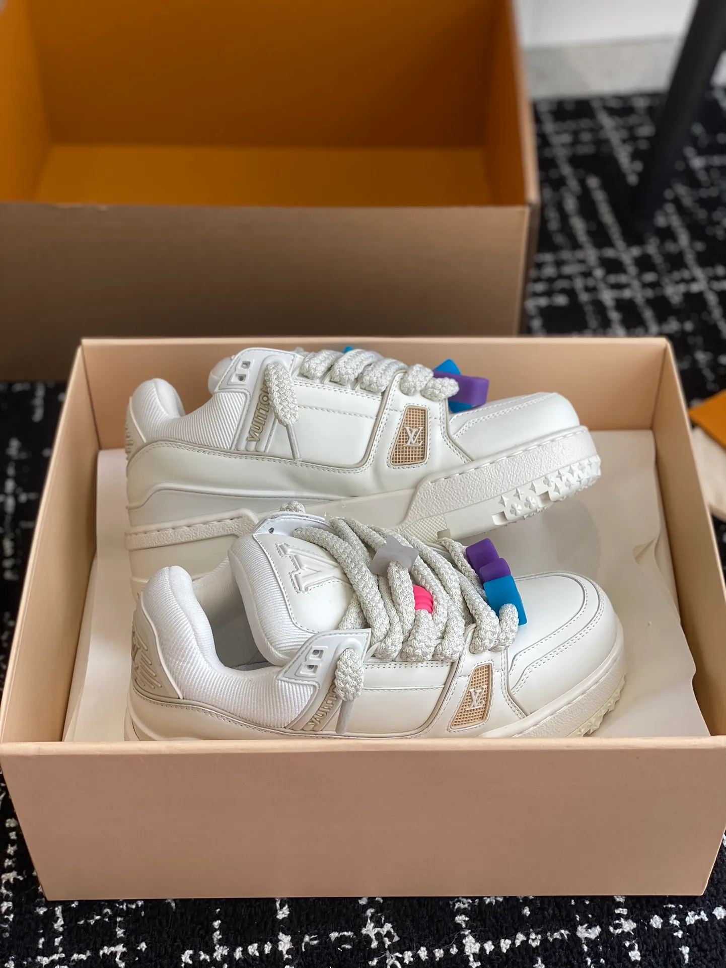 👟👟Ex-factory price 840👟👟 The latest upgraded version of lvtrainer Little Fatty 2023 is the same as the original version. Exclusive mold opening. Market ceiling level. Welcome to compare. At the Louis Vitton 2023 show, the new Trainer was unveiled. The new shoe style did not change much in the upper design, but the shoe shape became wider. Thicker and larger tongues replace the original visual effect. Since the launch of Lanvin bread shoes, this fat shoe style has become more and more popular!  Select imported calfskin/denim splicing/Yangjing material, exclusive molded outsole fasteners, decorative accessories can be removed at will!  Size: #35-45 (⚠️40 for women, 45 for men, customization is non-refundable)